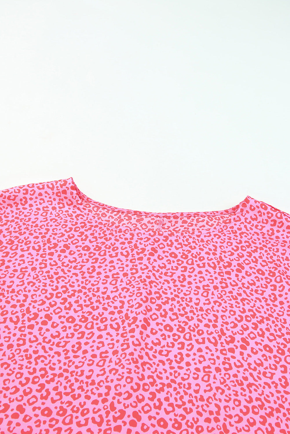 Pink Leopard Puff Sleeve Shirred Cuffs Oversized BlouseMaterial:100%Polyester



		It features a playful and feminine design with a pink leopard print, puff sleeves, and shirred cuffs for a unique touch.
	
	
		Made 