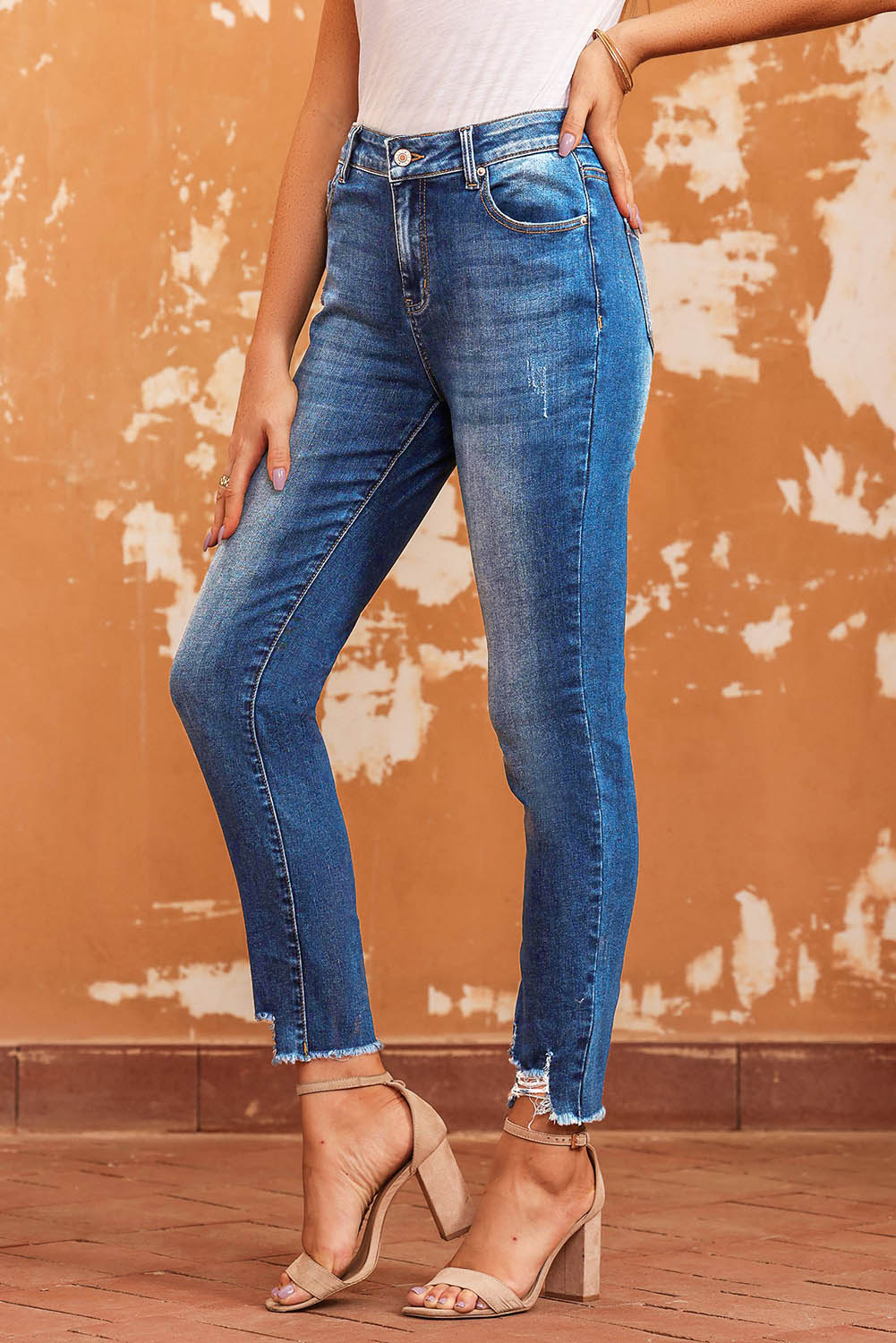 Dark Blue Casual Raw Hem Ankle Length Skinny JeansMaterial:61%Cotton+33%Polyester+5%Viscose+1%Elastane



		Skinny jeans highlight
wearers’ perfect leg shape
	
	
		Raw hem design
makes the casual jeans more s