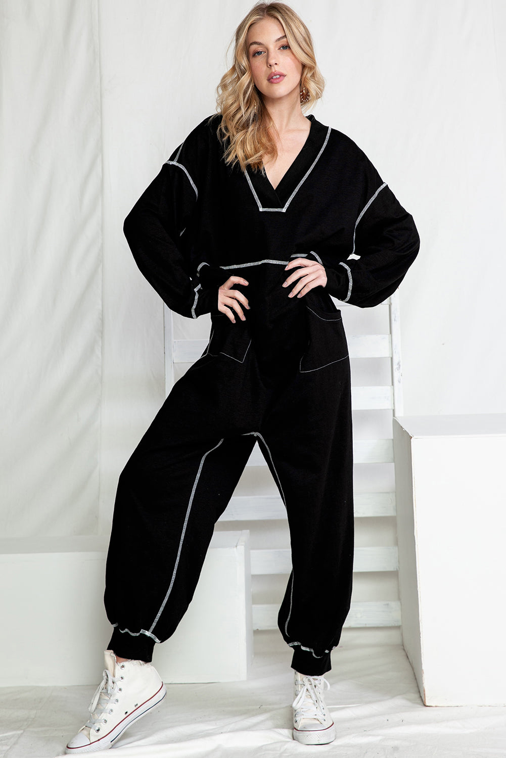 Black Exposed Seam Oversized Drop Waist JumpsuitMaterial:62.7%Polyester+37.3%Cotton



		The jumpsuit is a fashionable and versatile one-piece outfit that combines comfort and style.
	
	
		This jumpsuit featu