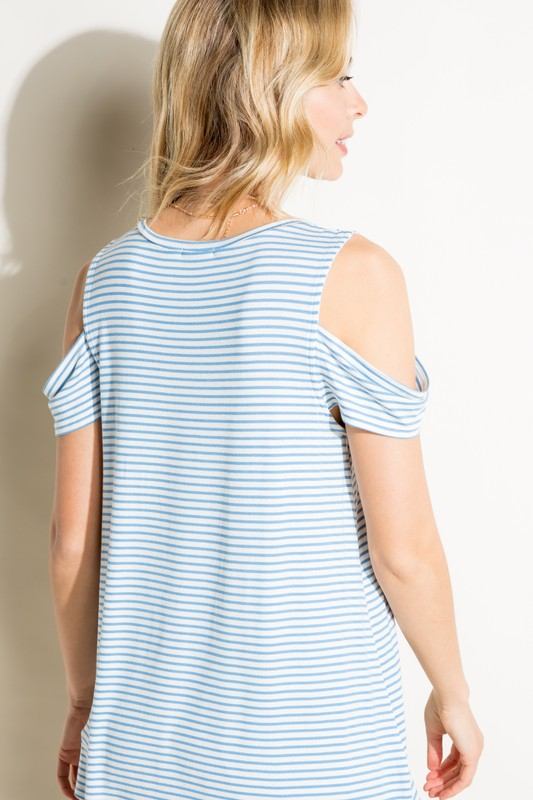 STRIPE JERSEY COLD SHOULDER TOPSTRIPE JERSEY COLD SHOULDER SHORT SLEEVE V NECK TOP
Style: Casual
Print / Pattern: STRIPED
Fit: Regular
Neck Line: V NECK
Sleeve: SHORT SLEEVE
Lining: No
Made In: MA