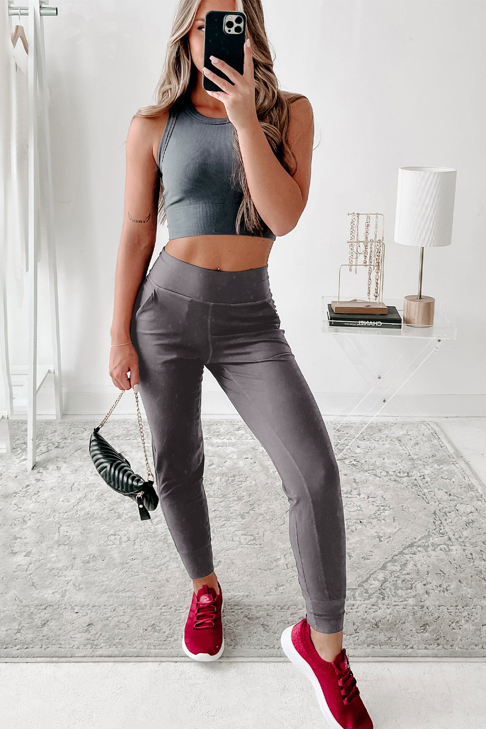 Black Exposed Seam High Waist Pocketed JoggersMaterial:100%Polyester



		These solid joggers are a versatile addition to your wardrobe, suitable for individuals of all body types.

	
		The exposed seam desi