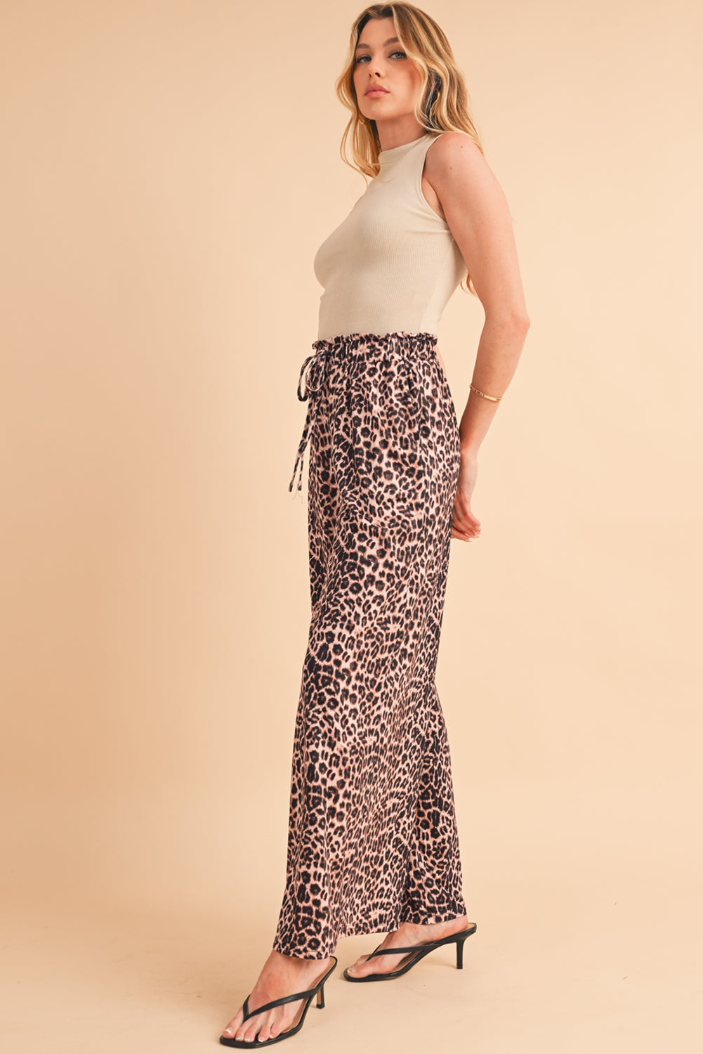 Beige Boho Leopard Print Wide Leg PantsMaterial:95%Polyester+5%Elastane



		Achieve a fierce and wild look with these animal print pants. 
	
	
		The oversized fit and wide-leg design infuse a chic b