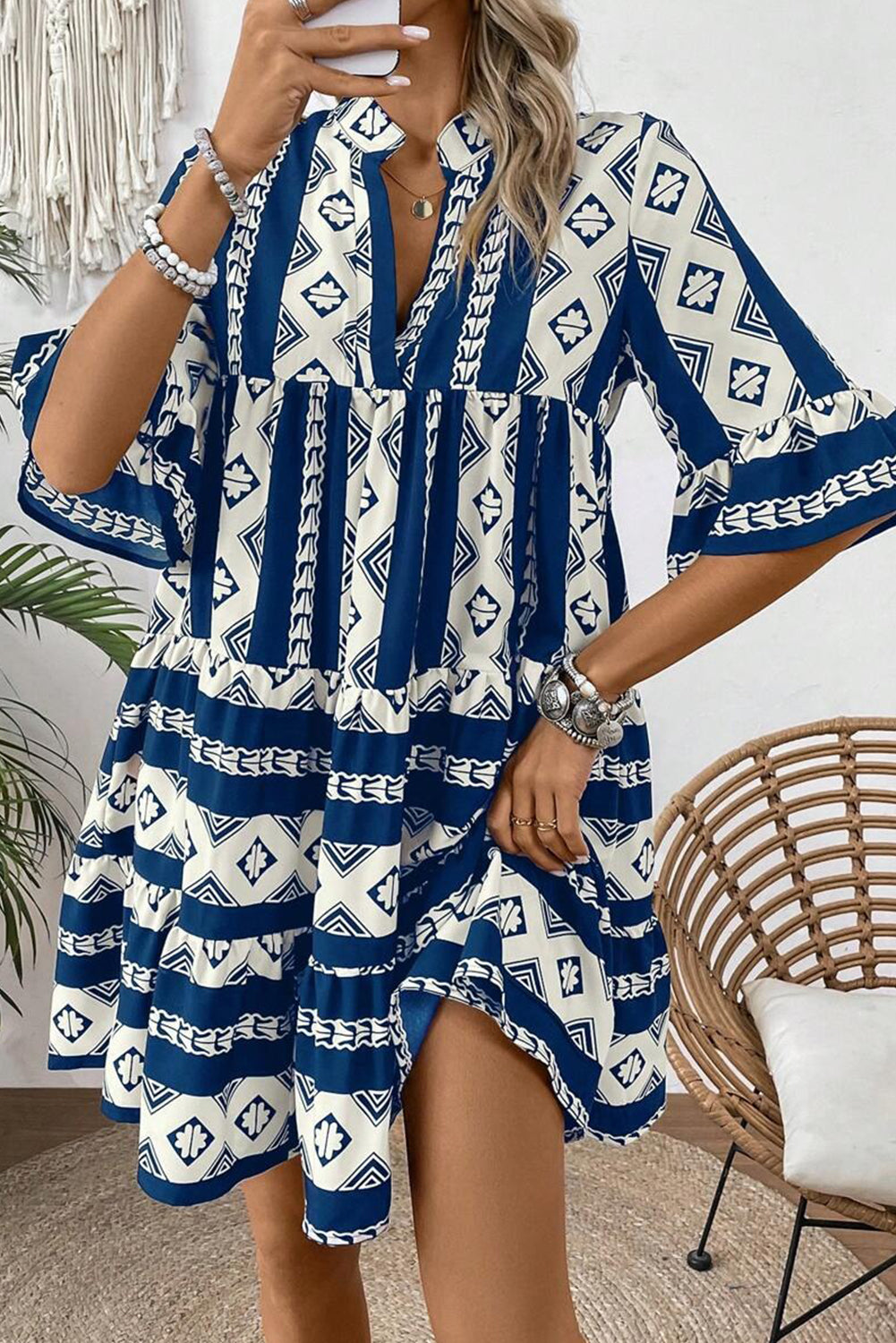 Blue Abstract Print Bell Sleeve V Neck Boho Tiered DressMaterial:100%Polyester

• This dress features a mesmerizing abstract pattern in shades of blue, adding a unique touch to your look. 
• The V-neck and tiered silhou