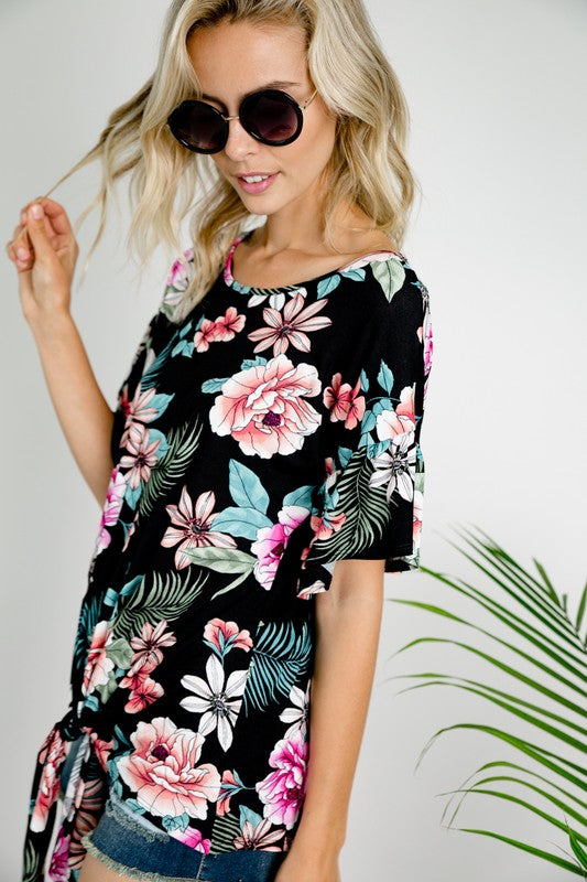 FLORAL RUFFLE SLEEVE TIE BOTTOM TOPFLORAL JERSEY RUFFLE SHORT SLEEVE FRONT TIE BOTTOM ROUND NECK TOP95% RAYON, 5% SPANDEX MADE IN USAS/M/L 2-2-2
Style: Casual
Print / Pattern: FLORAL
Fit: Loose
Embell