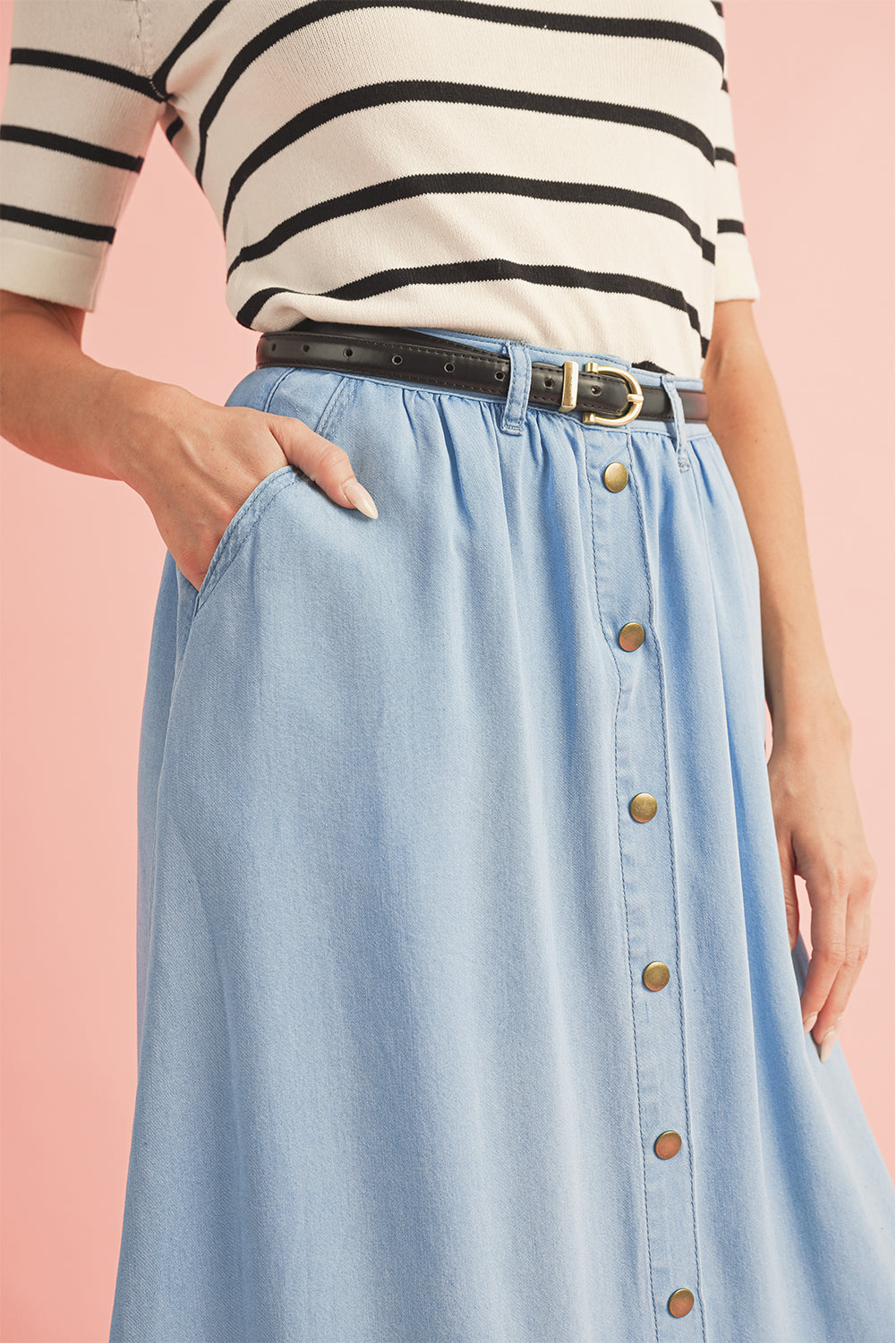 Dark Grey Fully Buttoned Long Denim SkirtMaterial:100%Lyocell

• Effortlessly chic, this dark grey denim skirt features a fully buttoned front for a touch of vintage charm.
• The high waist design of this