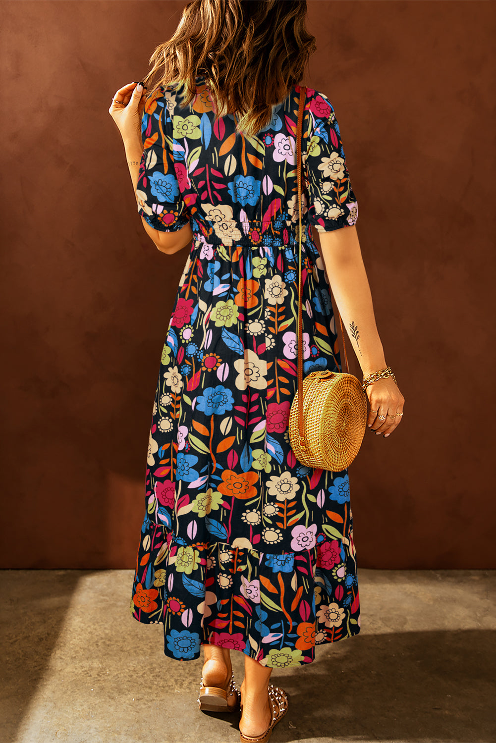 Green Floral Print Split V Neck Puff Sleeve Maxi DressMaterial:100%Cotton



		The dress is made from a soft and breathable fabric, ensuring comfort and a lightweight feel.
	
	
		This maxi dress features a split V 