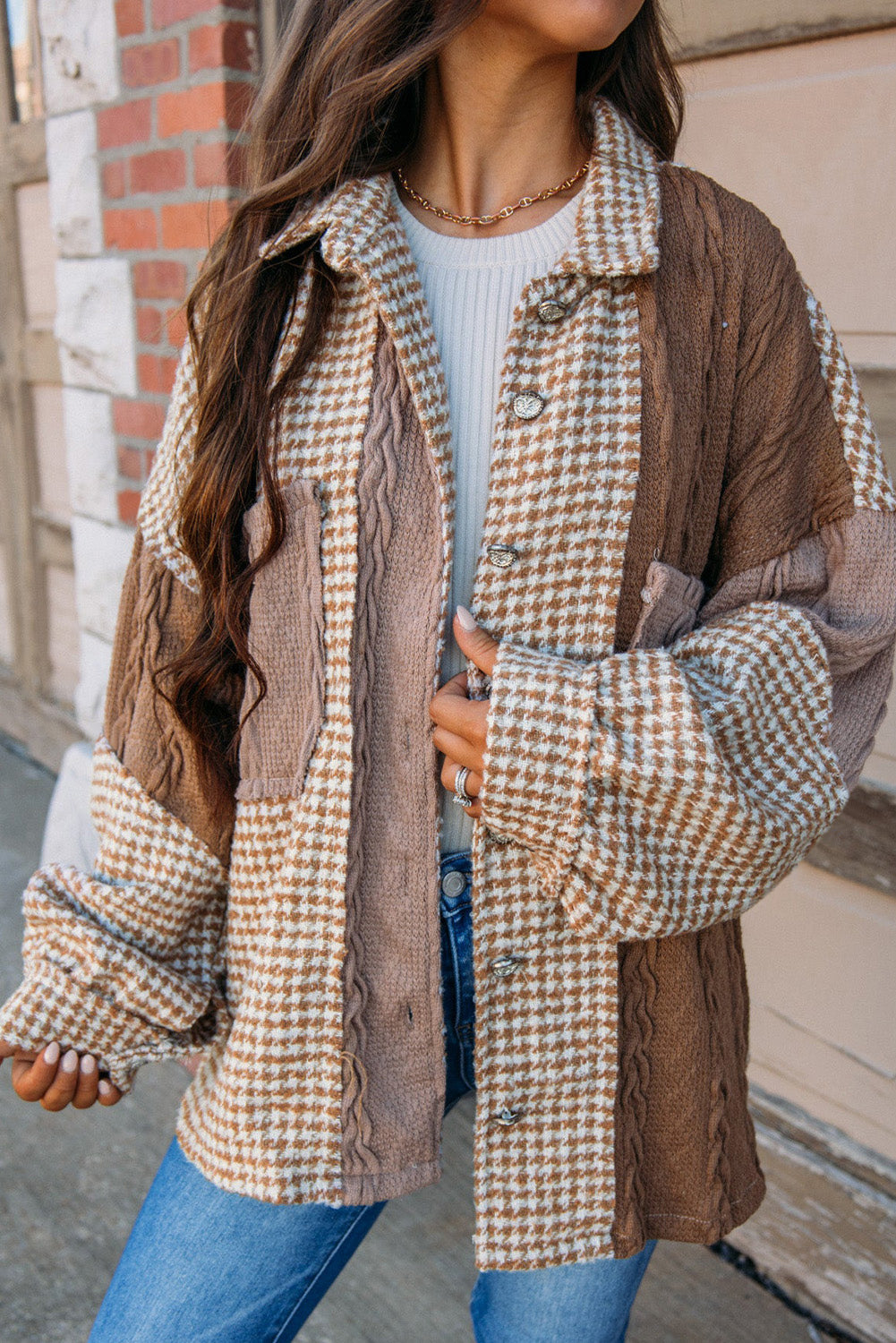 Khaki Houndstooth Textured Patchwork Loose ShacketMaterial:100%Polyester

• Embrace effortless style with our shacket, perfect for a relaxed day out or casual gatherings.
• The intricate patchwork design adds a un