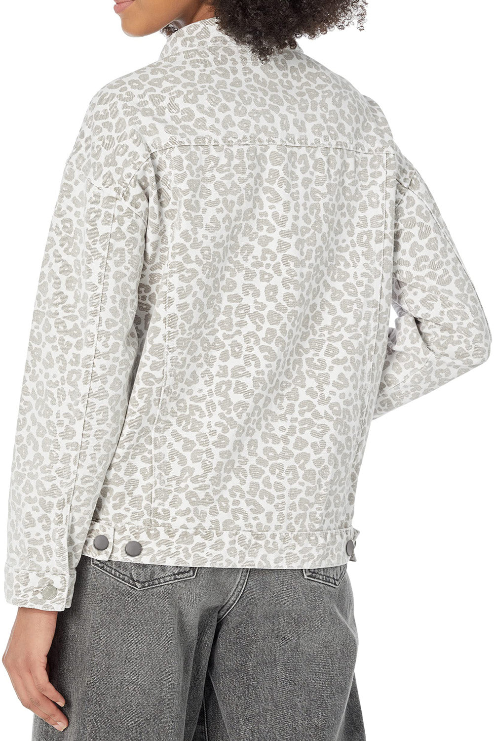 White Leopard Printed Flap Pocket Denim JacketMaterial:60%Cotton+40%Polyester

• Stand out in style with this jacket, featuring a bold print that adds a touch of wild sophistication to your look.
• Crafted wit