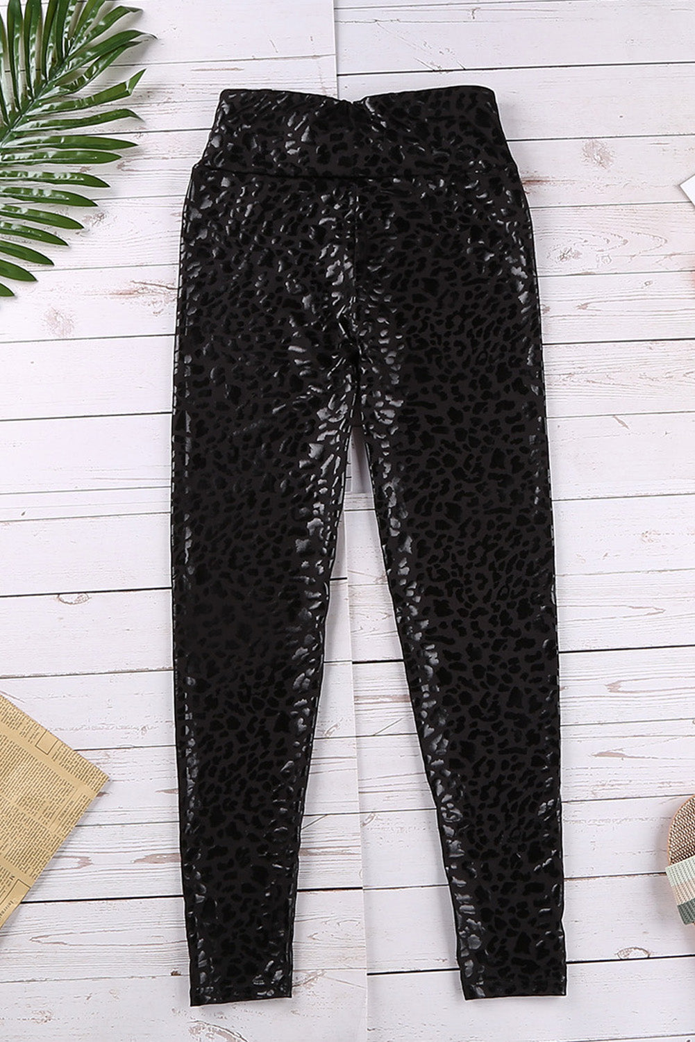 Black Casual Shiny Leopard Print Cropped LeggingsMaterial:95%Polyester+5%Elastane

• Embrace your wild side with these leggings, adding a touch of fierce style to your wardrobe.
• The high waist design of these l