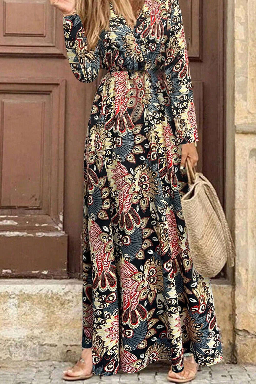 Black Floral Print V Neck Wrap High Waist Maxi DressMaterial:100%Polyester

• The intricate floral pattern adds a touch of romance to any occasion, making it perfect for both day and evening wear.
• The wrap style a