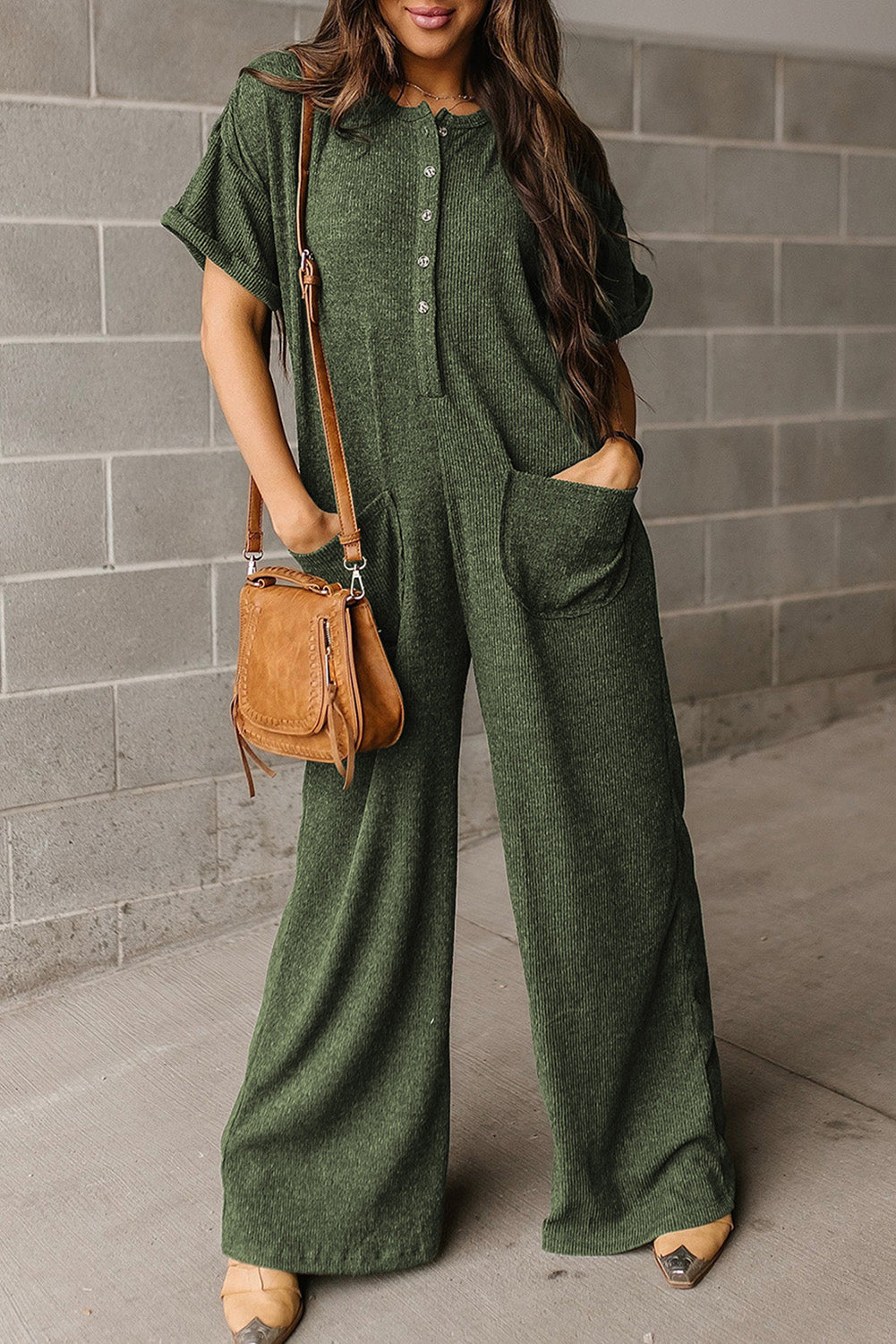 Jungle Green Textured Side Pockets Buttoned Wide Leg JumpsuitMaterial:97%Polyester+3%Elastane

• Stand out in the urban jungle with this jumpsuit, featuring a high waist for a flattering silhouette and wide legs for a chic, m