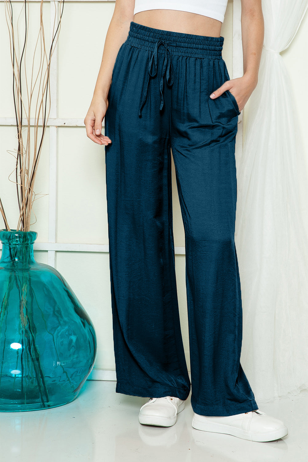 Blue Casual Drawstring Shirred Elastic Waist Wide Leg PantsMaterial:65%Viscose+35%Polyester



		These wide leg pants
are casual and comfy with a loose fit style
	
	
		The smocked waist
design is fashionable and very 