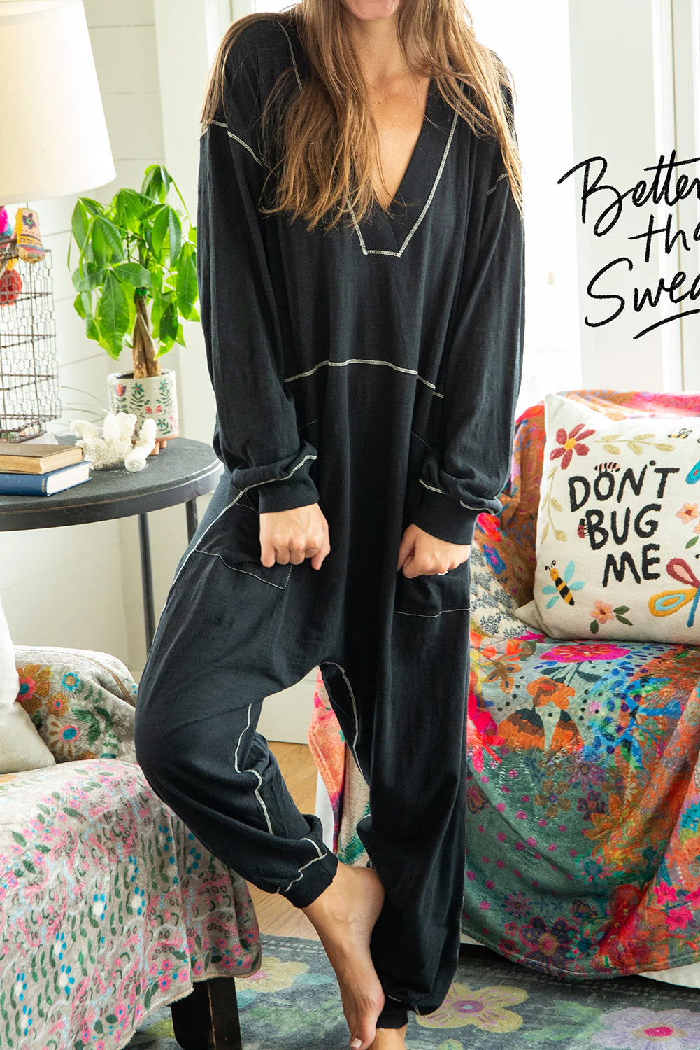 Black Exposed Seam Oversized Drop Waist JumpsuitMaterial:62.7%Polyester+37.3%Cotton



		The jumpsuit is a fashionable and versatile one-piece outfit that combines comfort and style.
	
	
		This jumpsuit featu