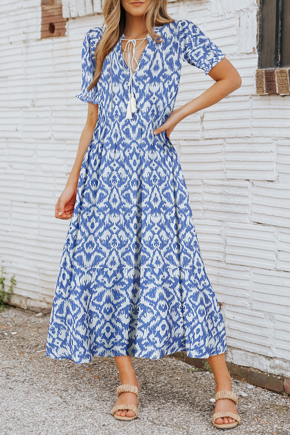 Sky Blue Geometric Print Casual V Neck Maxi DressMaterial:100%Polyester



		•Gorgeous and stylish dress in elegant blue with ruffle trim.
	
	
		•Features a split v-neck and a half-sleeve design that adds some