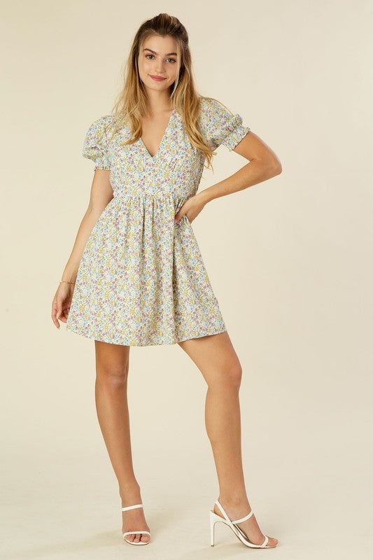 Floral V neck dress- Floral V neck dress- Pattern type : floral print - Neck line : V neck- Sleeve type : puff sleeves- Sleeve length : short sleeves- Stretch : no stretch- Sheer : lin