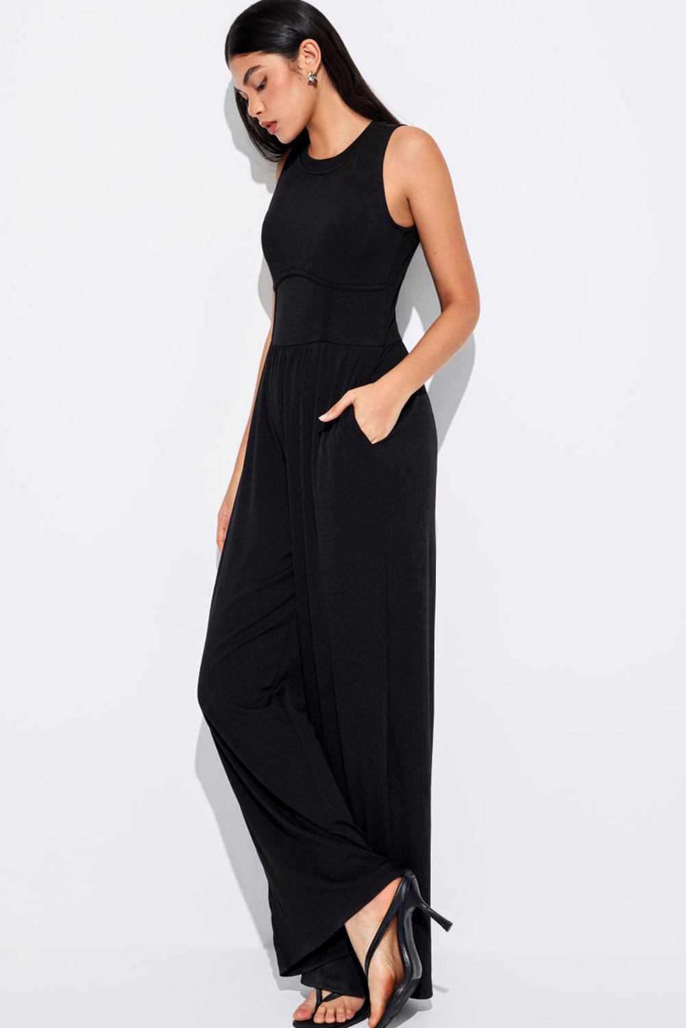 Blackish Green Sleeveless High Waist Wide Leg JumpsuitMaterial:93%Viscose+7%Elastane



		The jumpsuit features a sleeveless design, meaning it does not have sleeves and exposes the arms. 
	
	
		The jumpsuit has a 