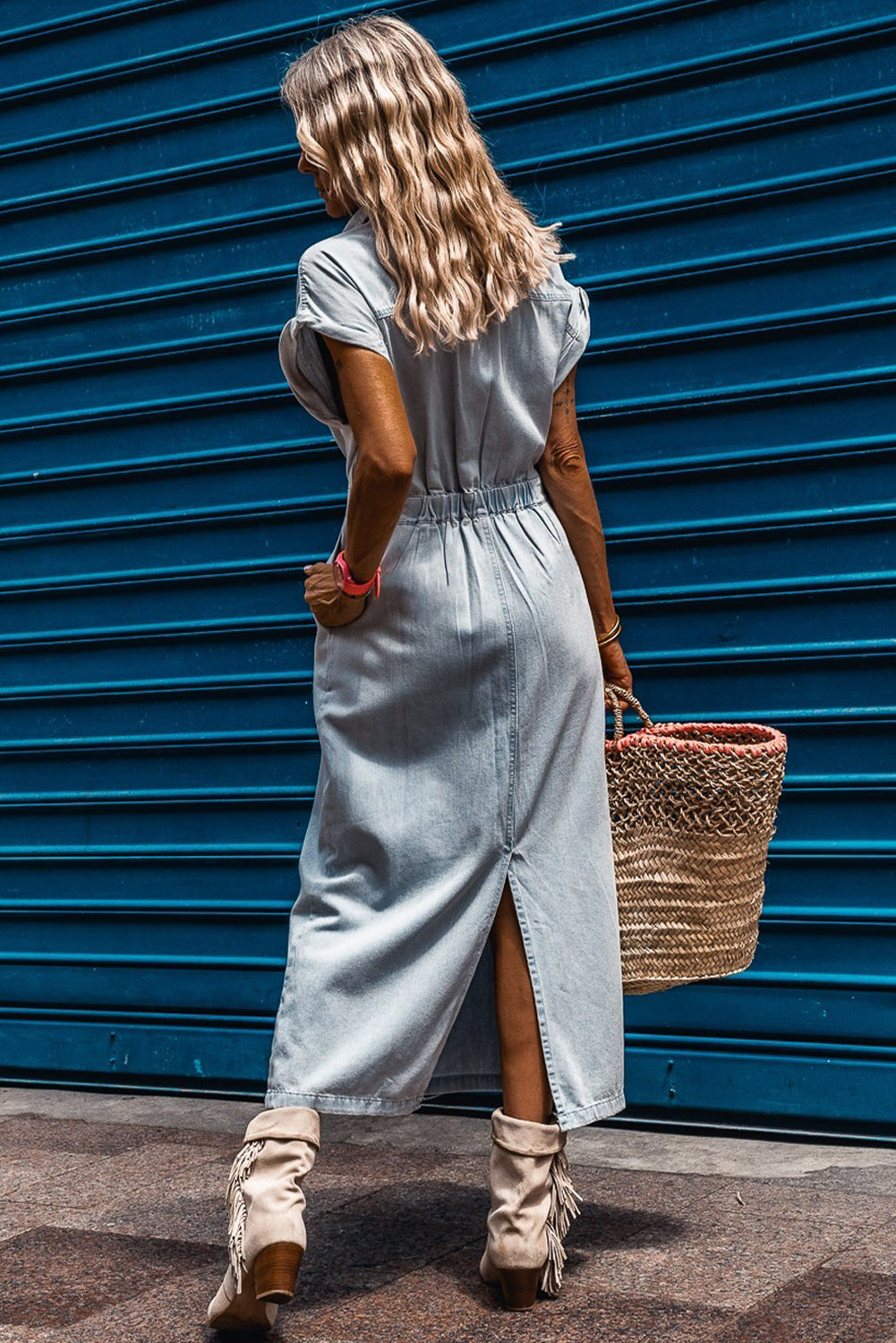 Beau Blue Short Batwing Sleeve Slit Back Denim Maxi DressMaterial:82%Cotton+10%Polyester+8%Viscose



		Embrace a vintage-inspired look with this denim dress featuring a light wash hue. 
	
	
		The classic and popular 