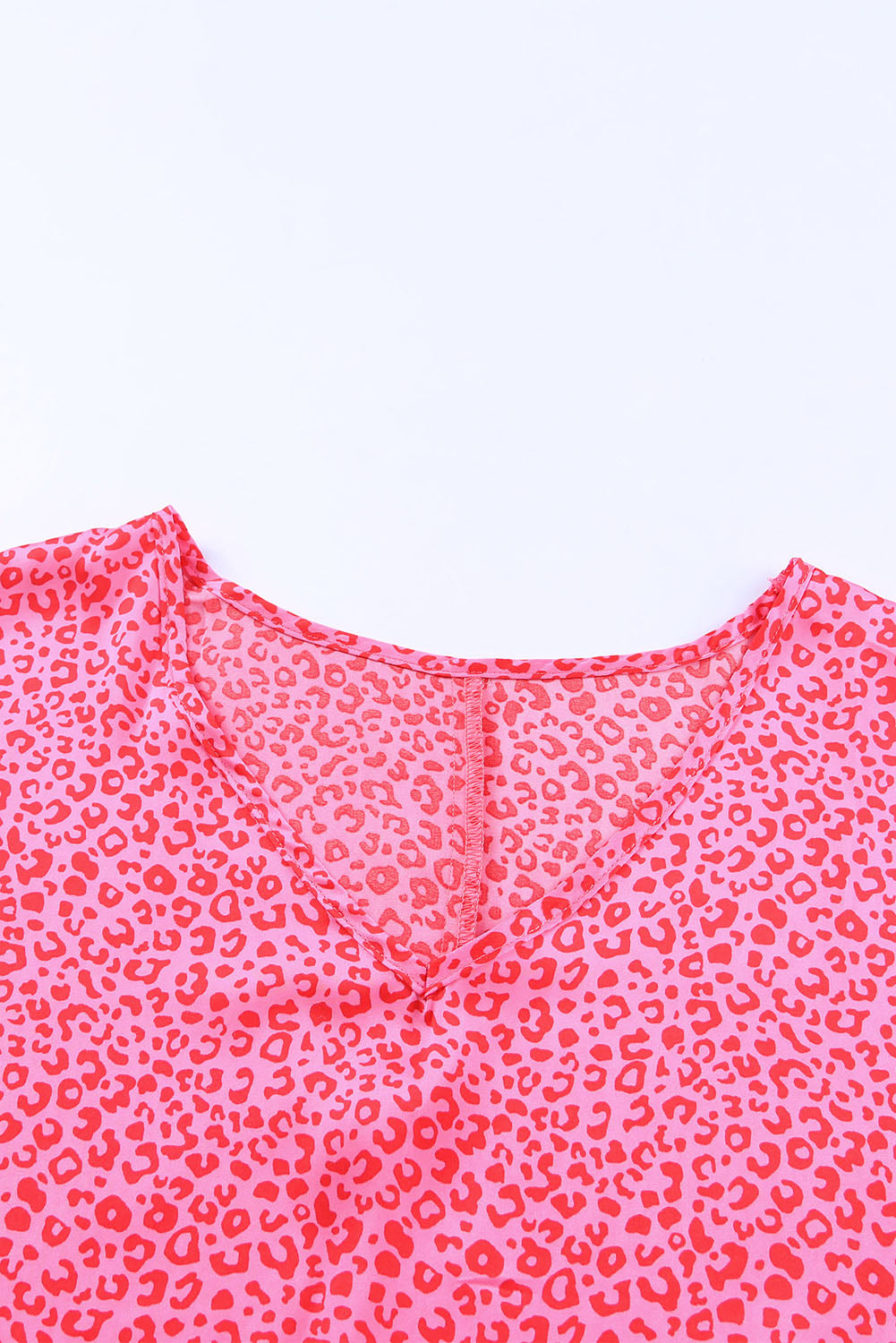 Rosy Leopard Print Oversized Casual Half Sleeve V Neck TopMaterial:100%Polyester



		•It features a bold leopard print design that is eye-catching and fashionable.
	
	
		•The blouse is made of high-quality materials t