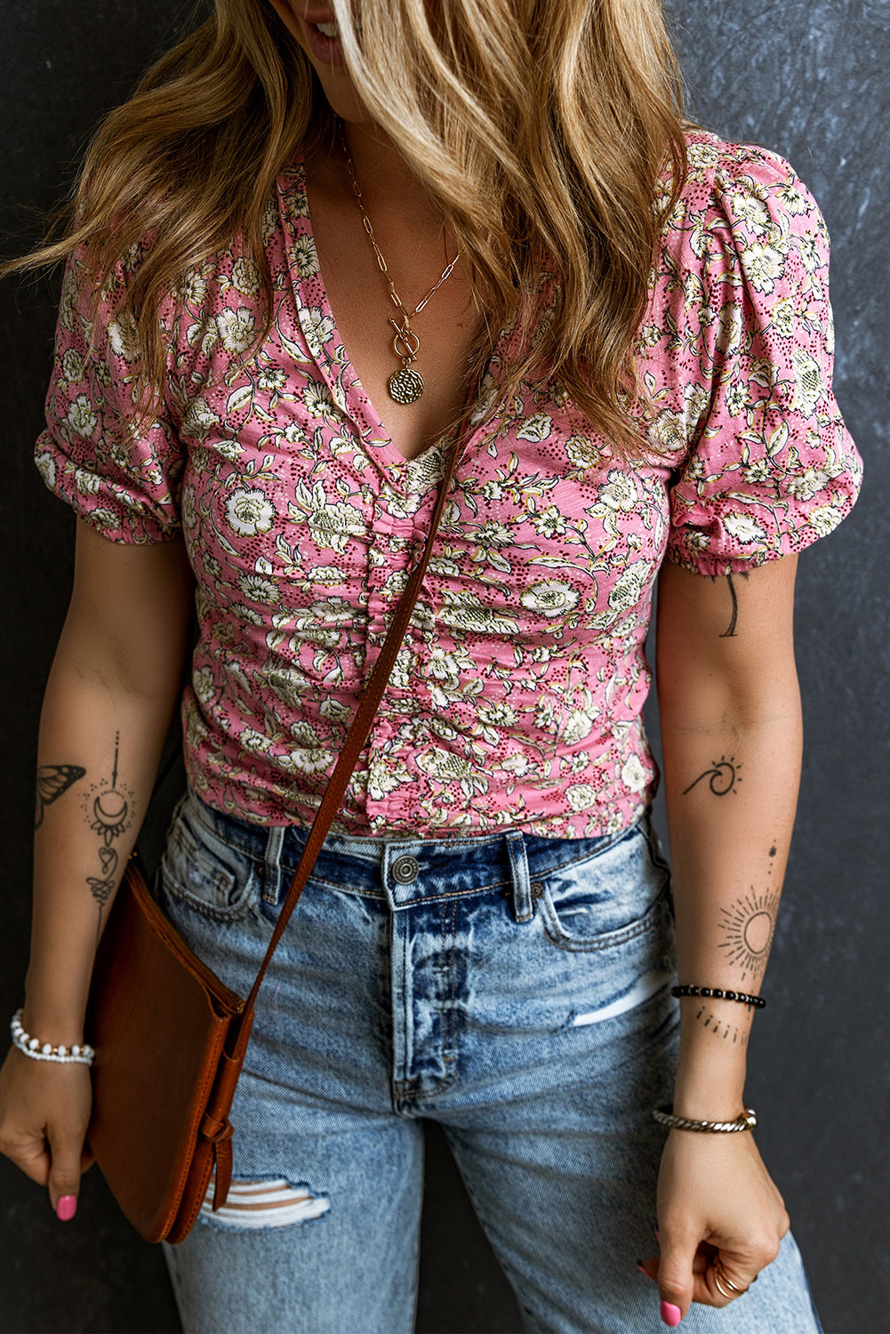 Pink Floral Short Puff Sleeve V Neck Smocked BlouseMaterial:95%Polyester+5%Elastane



		This crop fit top is effortless to show off a sexy curvaceous figure
	
	
		The floral pattern is sweet and charming
	
	
