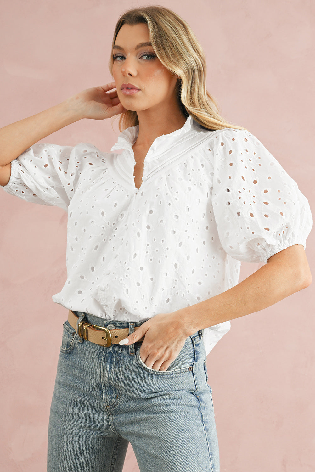 Green Flower Hollow-out Short Puff Sleeve BlouseMaterial:100%Cotton



		With charming floral details and hollow-out accents, this blouse offers a touch of elegance and femininity.
	
	
		Featuring short puff 