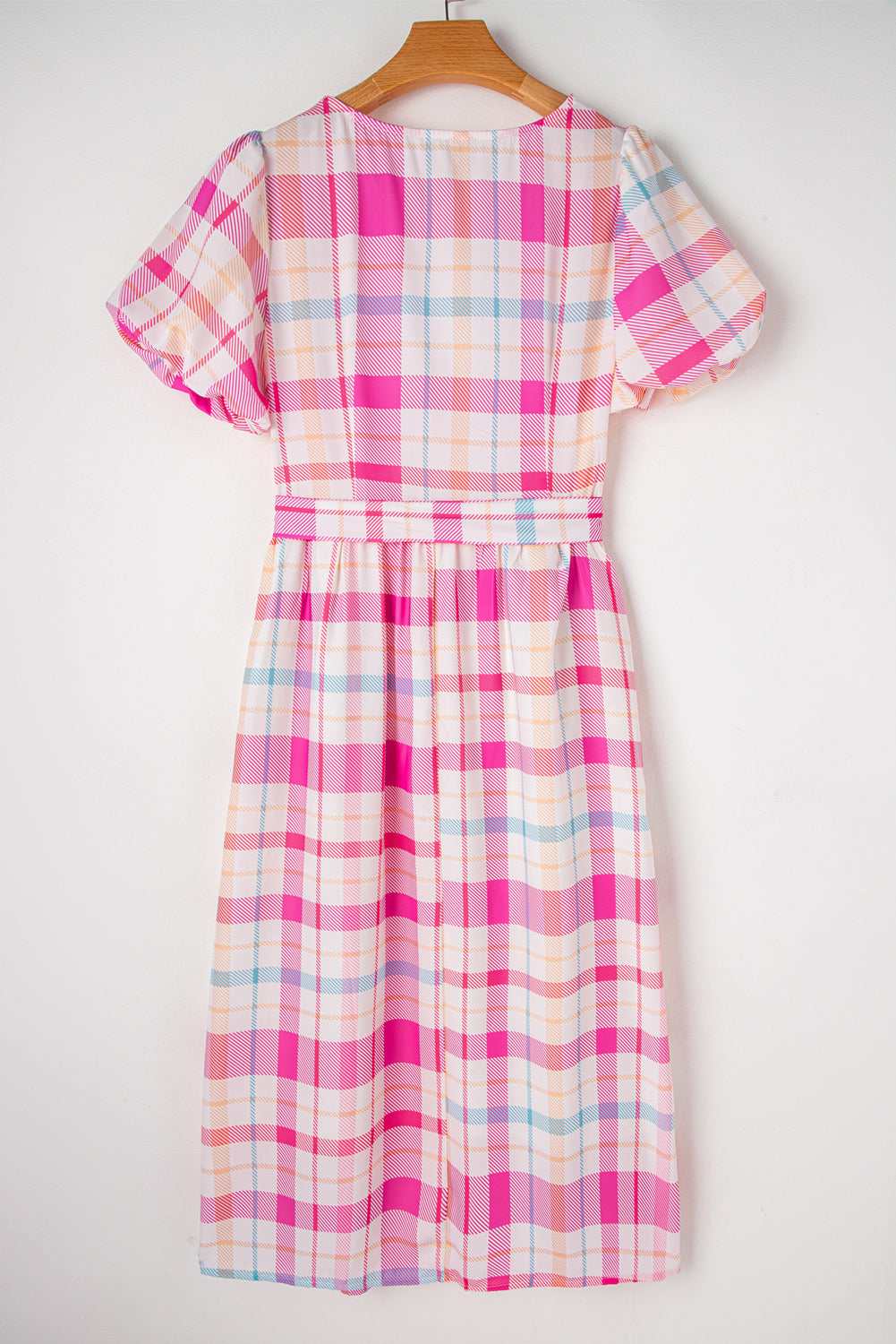 Pink Checkered Puff Sleeve Belted Midi DressMaterial:100%Polyester

• Embrace a charming look with the dress, featuring a delightful pink hue that adds a touch of femininity to any outfit.
• The knot detail 