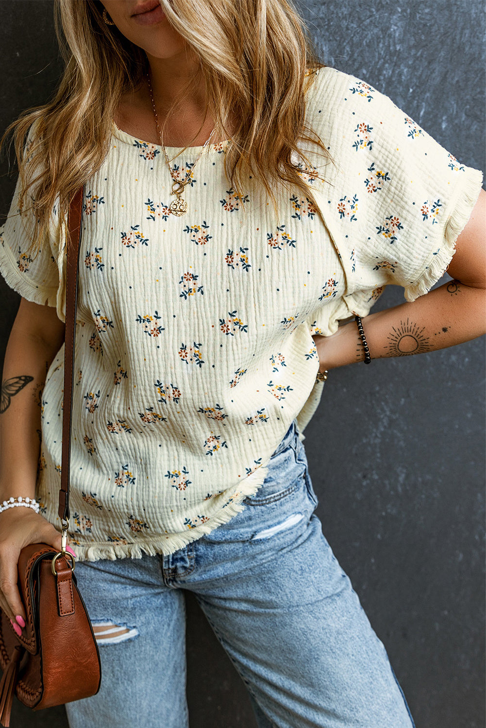 Beige Ditsy Floral Print Fringe Trim Crinkled TopMaterial:100%Cotton

• Embrace bohemian vibes with this top featuring charming fringe trim for a playful touch.
• The crinkled texture adds a relaxed, effortless f