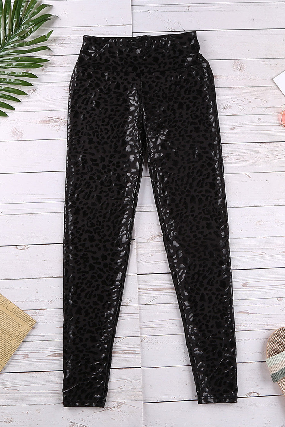 Black Casual Shiny Leopard Print Cropped LeggingsMaterial:95%Polyester+5%Elastane

• Embrace your wild side with these leggings, adding a touch of fierce style to your wardrobe.
• The high waist design of these l