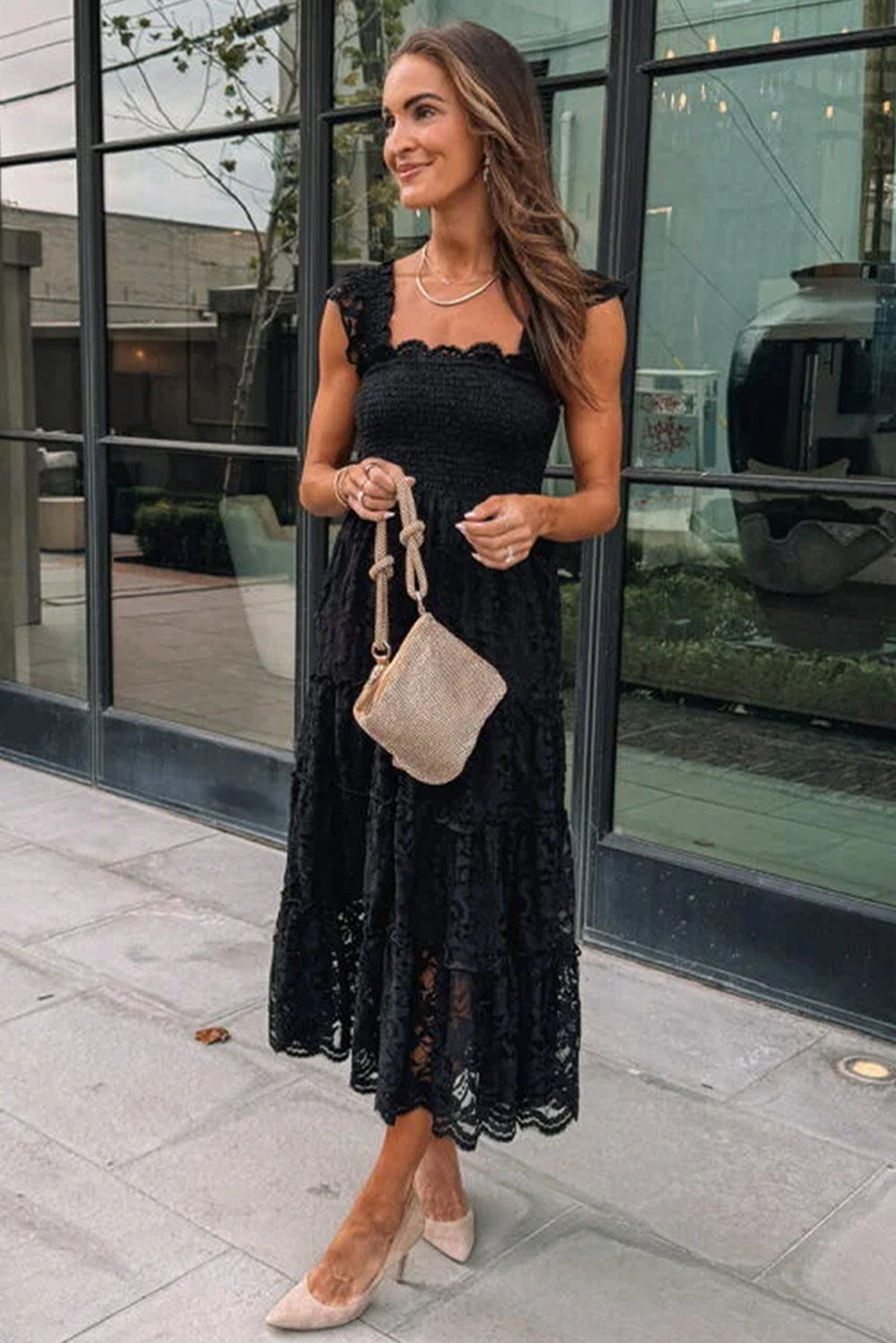 Black Lace Smocked Bodice Sleeveless Midi DressMaterial:54%Polyamide+41%Polyester+5%Elastane

• Effortlessly chic, this black lace smocked bodice midi dress exudes elegance and sophistication, perfect for both c