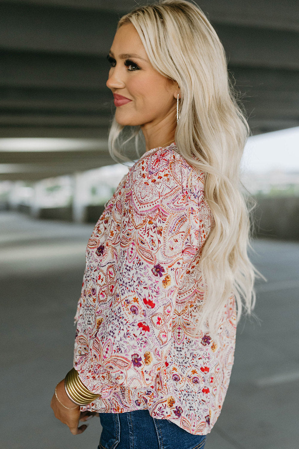 Red Boho Paisley Print Shirred Cuffs BlouseMaterial:100%Polyester



		The print is both elegant and playful, perfect for those who want to embrace their free-spirited side.
	
	
		The shirred cuffs on th