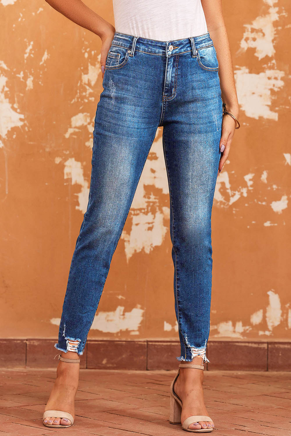 Dark Blue Casual Raw Hem Ankle Length Skinny JeansMaterial:61%Cotton+33%Polyester+5%Viscose+1%Elastane



		Skinny jeans highlight
wearers’ perfect leg shape
	
	
		Raw hem design
makes the casual jeans more s