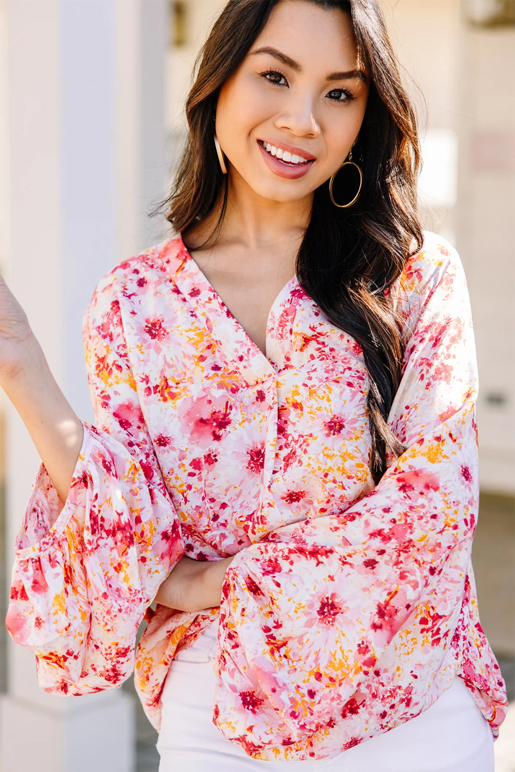 Pink Floral Print V-Neck Lantern Sleeve BlouseMaterial:100%Polyester

• Embrace elegance in this blouse, perfect for adding a touch of femininity to your wardrobe.
• The boho floral print exudes a charming and