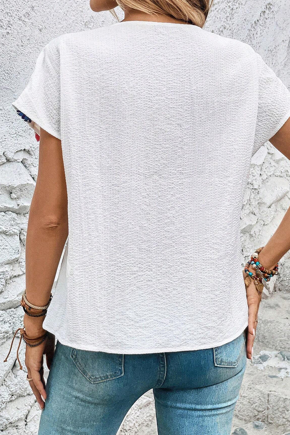 White Boho Embroidered V Neck Fringe Short Sleeve BlouseMaterial:97%Polyester+3%Elastane



		The blouse is crafted from a soft and breathable fabric, providing comfort and allowing for easy movement.
	
	
		This blou