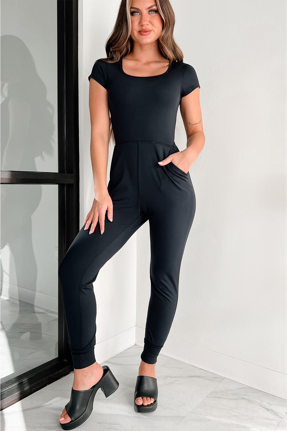 Black Short Sleeve Pocketed Athleisure Jogger JumpsuitMaterial:95%Polyester+5%Elastane



		This black jumpsuit is flattering to show a slim fit figure
	
	
		The round neck, short sleeve and onesies style make it a