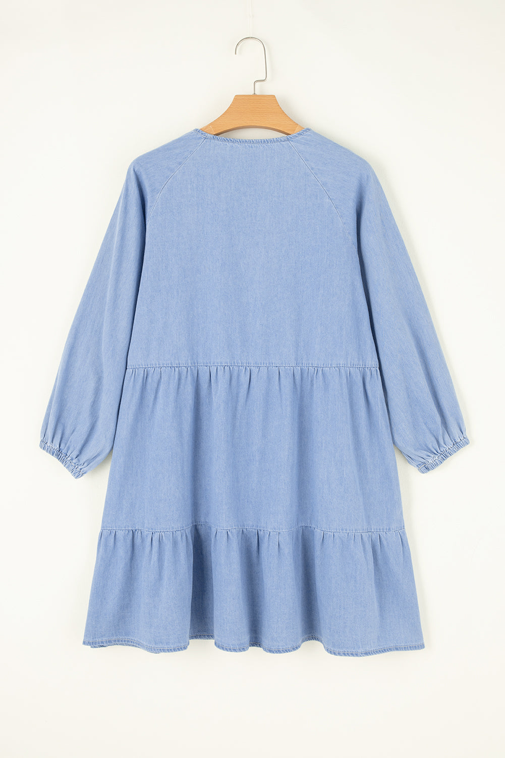 Beau Blue Puff Sleeve V Neck Tiered Ruffled Chambray Mini DressMaterial:95%Cotton+5%Polyester

• Elevate your summer wardrobe with the dress, featuring tiered ruffled details that add a touch of whimsy and charm to your look.
