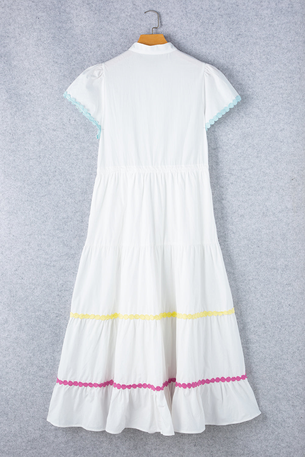 White High Waist Short Sleeve Tiered Shirt DressMaterial:100%Cotton



		The dress features a stylish and feminine design with delicate applique details, adding a touch of elegance to your outfit.
	
	
		Made 