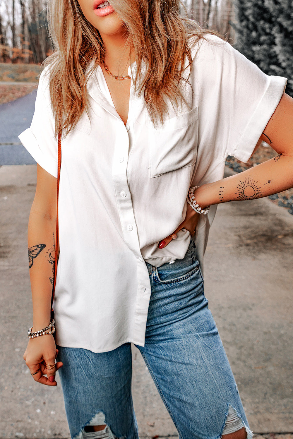 White Chest Pocket Buttoned Rolled Short Sleeve BlouseMaterial:100%Viscose

• This white short sleeve blouse combines classic style with modern details, featuring a chest pocket and buttoned front for a touch of sophis