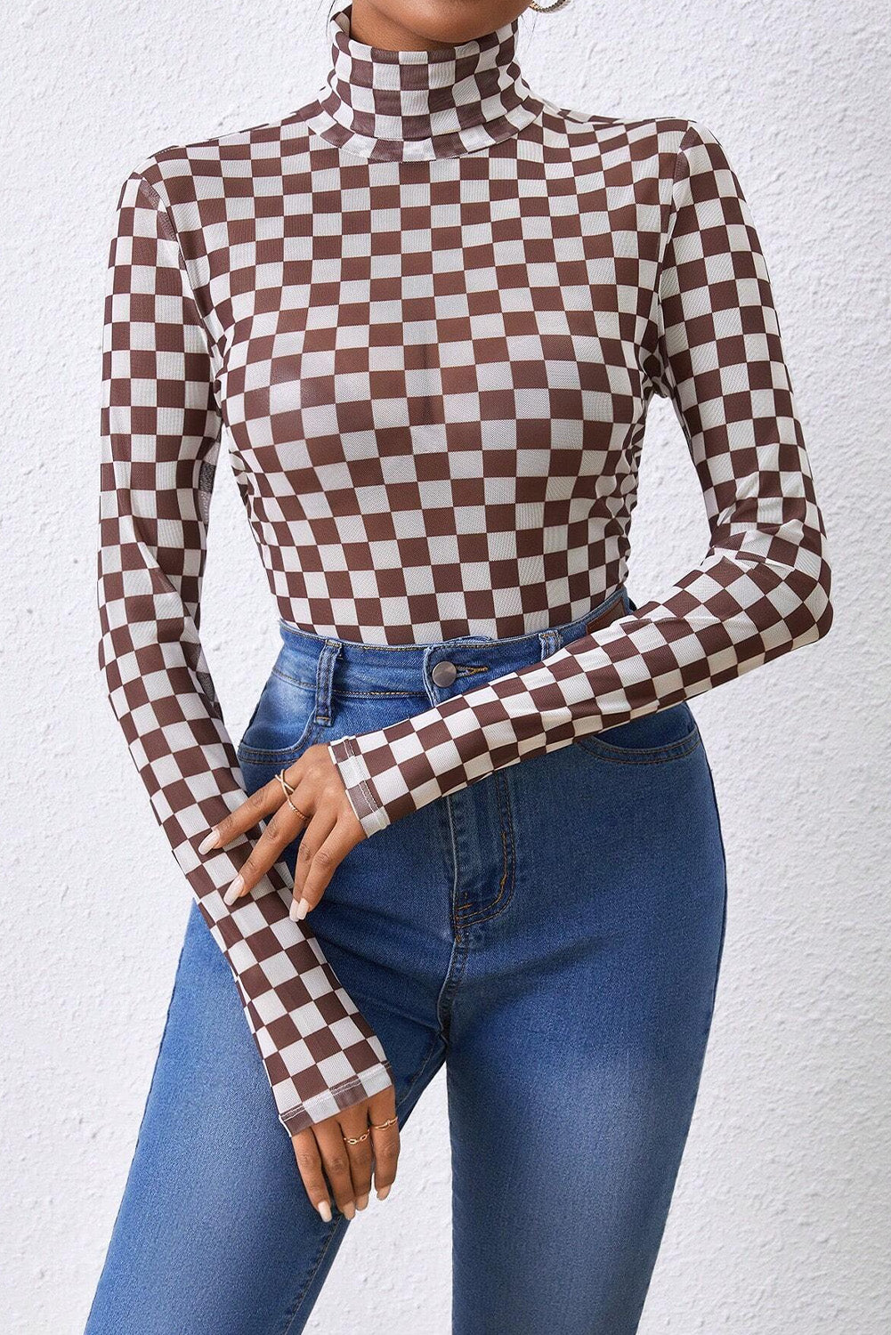 Black Checkered Print Long Sleeve Mock Neck BodysuitMaterial:95%Polyester+5%Elastane

• Embrace timeless style with our bodysuit, perfect for a casual yet chic look.• The mock neck design adds a touch of sophisticati