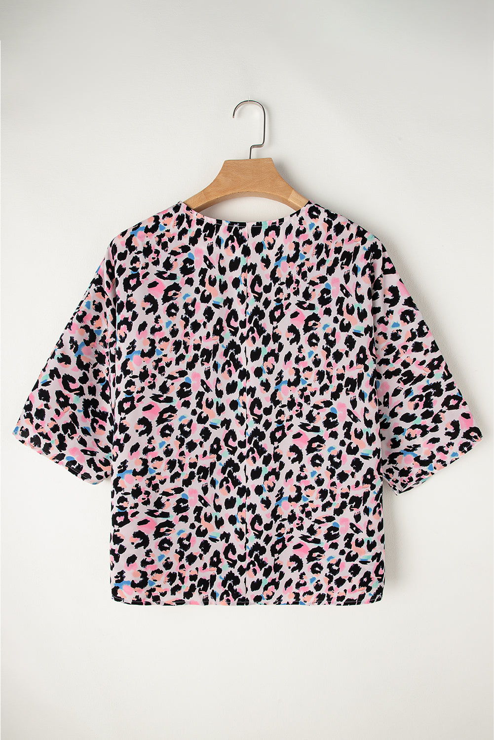 Pink Mixed Leopard Print V Neck Oversized BlouseMaterial:100%Polyester

• Embrace your wild side with this blouse, perfect for adding a trendy touch to your wardrobe.
• The batwing sleeves of this blouse create 