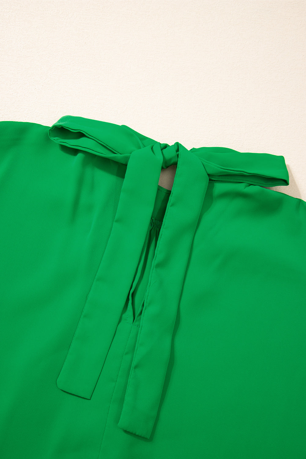 Bright Green Solid Color Batwing Sleeve Knotted BlouseMaterial:95%Polyester+5%Elastane



		The blouse is designed with batwing sleeves, which are loose and wide, creating a relaxed and comfortable fit. The batwing sl