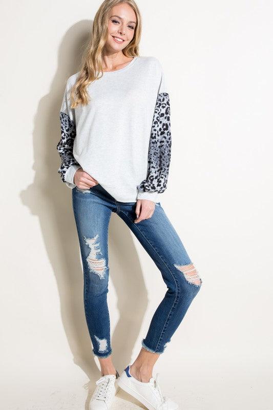 ANIMAL MIXED VOLUME SLEEVE TOPANIMAL PRINT WOVEN AND SOLID TERRY MIXED VOLUME LONG SLEEVE ROUND NECK BANDED BOTTOM TOPMADE IN USA
Style: Casual
Print / Pattern: ANIMAL PRINT AND SOLID
Fit: Loose
