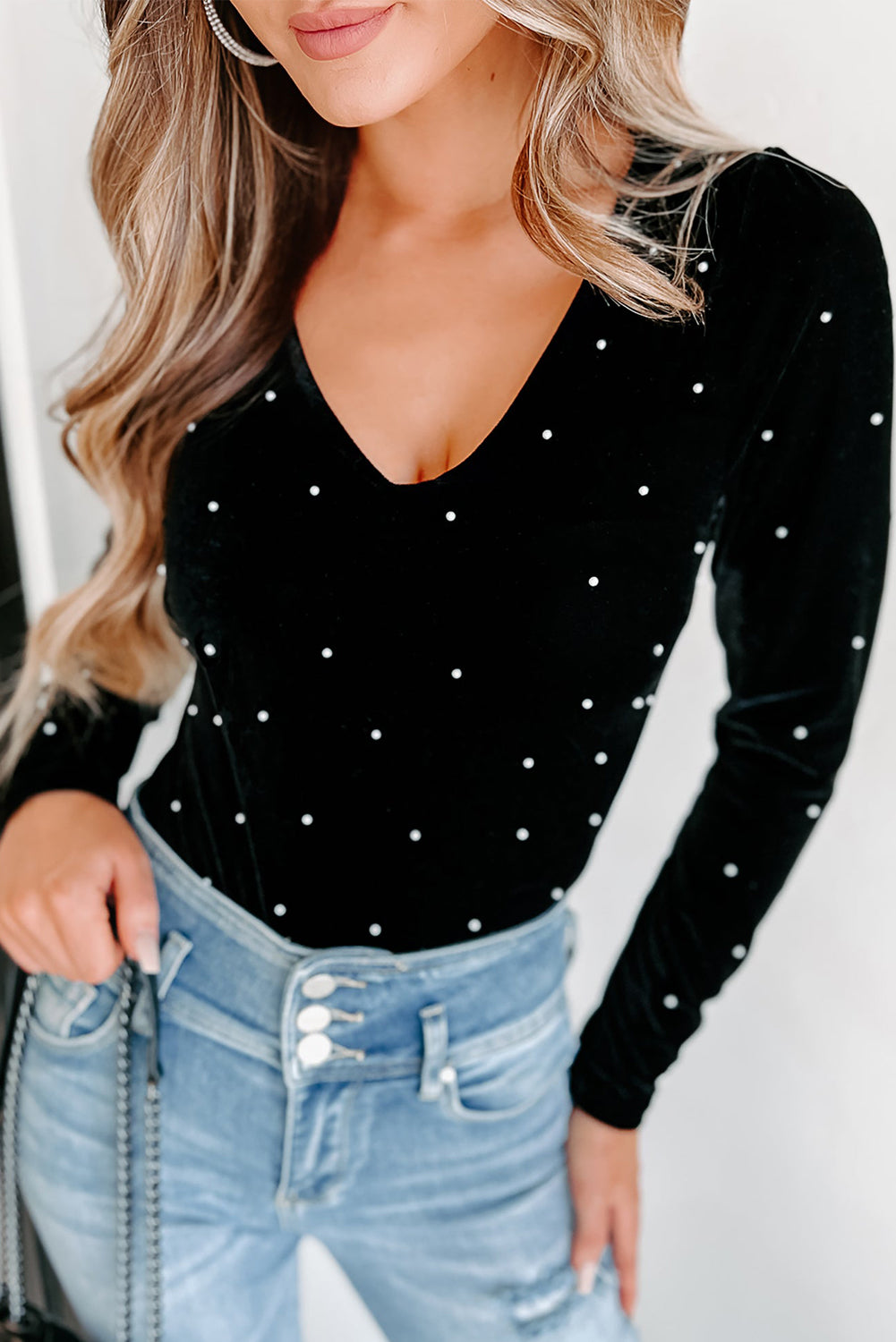 Black Velvet Beaded Long Sleeve V Neck BodysuitMaterial:95%Polyester+5%Elastane

• Radiate elegance in the bodysuit adorned with shimmering pearls, perfect for a night out at the club or a sophisticated cocktail