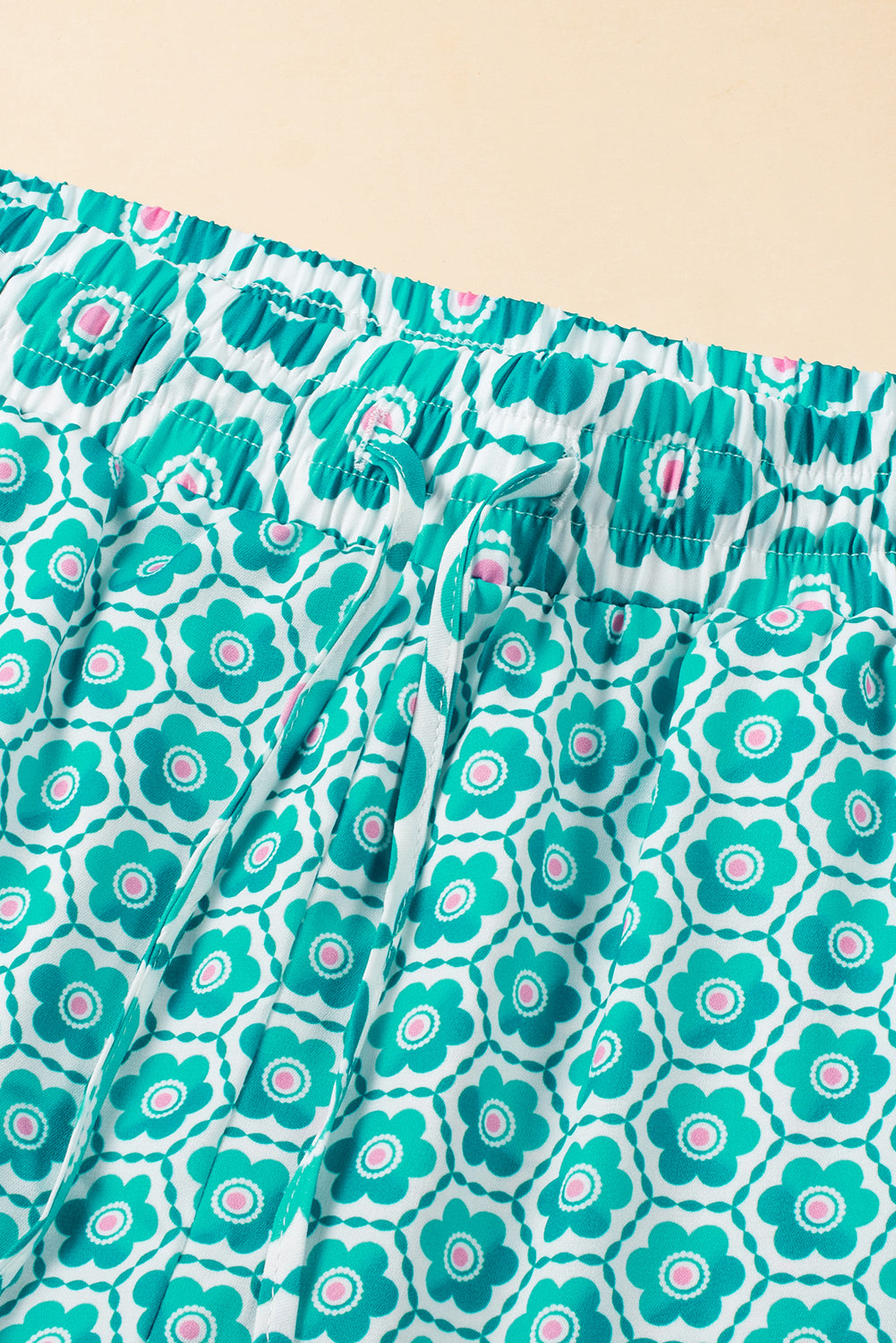 Green Boho Geometric Print Drawstring High Waist Flared PantsMaterial:100%Polyester

• Elevate your daily style with these pants, featuring a high waist design for a flattering silhouette.
• The intricate geometric print add