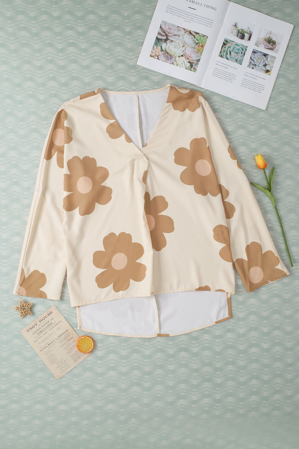 Khaki 60s Flower Print Batwing Sleeve Side Slits BlouseMaterial:100%Polyester



		The blouse is adorned with a flower print, which typically consists of floral patterns in various colors and designs. 
	
	
		The blo