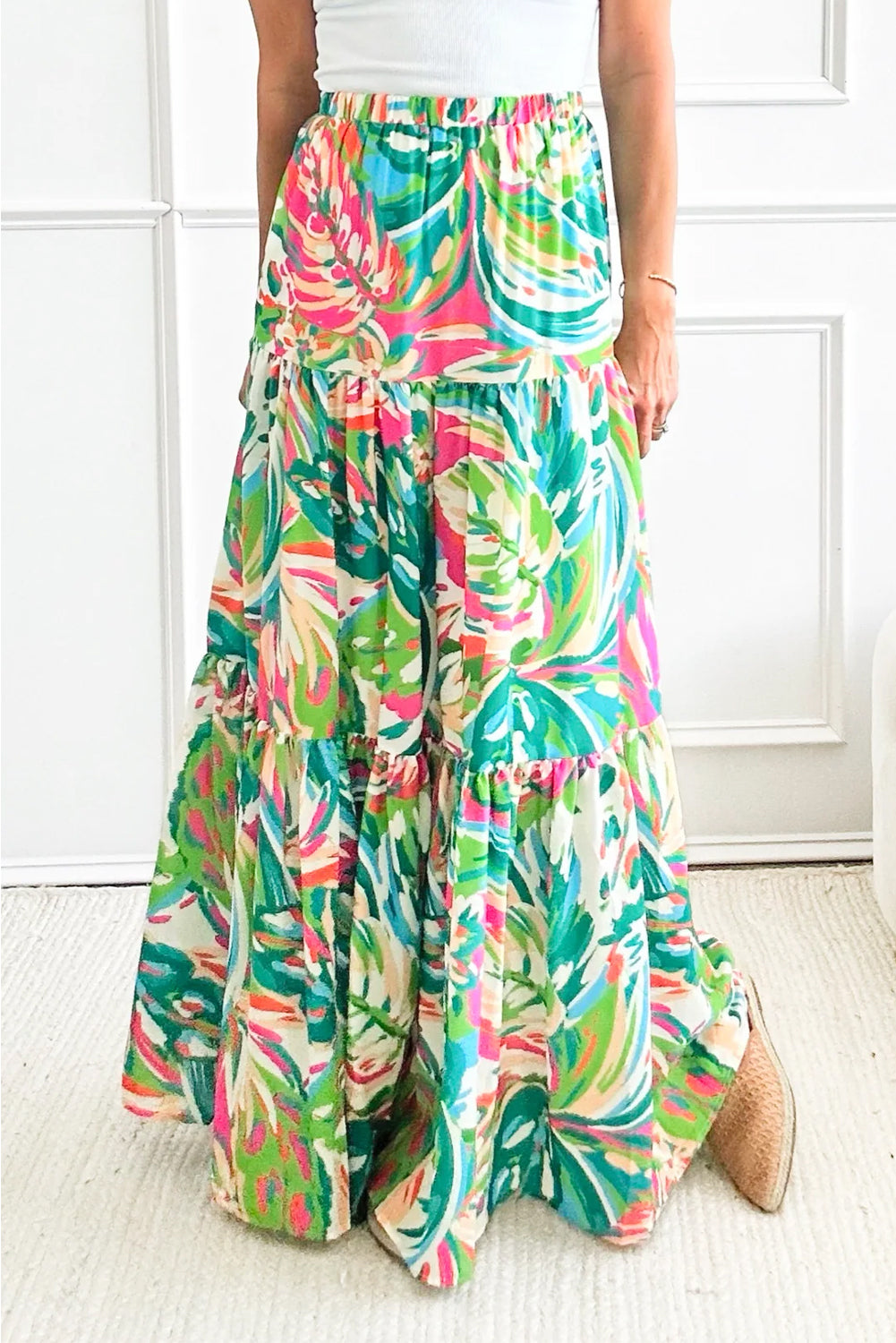 Green Abstract Printed High Waist Tiered Maxi SkirtMaterial:100%Polyester

• Stand out in style with this skirt, perfect for a fun vacation look with its vibrant color and eye-catching design.
• The high waist desi