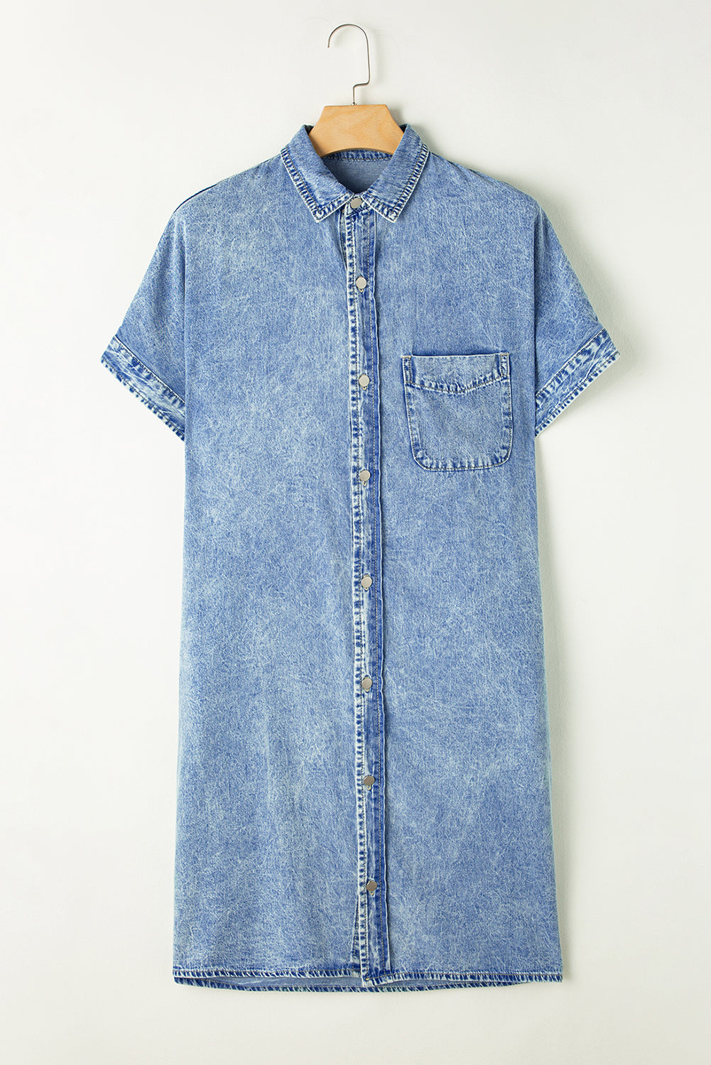 Light Blue Vintage Wash Loose Denim Shirt DressMaterial:100%Cotton



		The midi denim dress exudes a timeless and retro charm, perfect for those who appreciate a classic and effortless style.
	
	
		Made fro