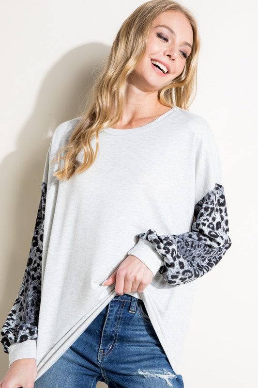 ANIMAL MIXED VOLUME SLEEVE TOPANIMAL PRINT WOVEN AND SOLID TERRY MIXED VOLUME LONG SLEEVE ROUND NECK BANDED BOTTOM TOPMADE IN USA
Style: Casual
Print / Pattern: ANIMAL PRINT AND SOLID
Fit: Loose
