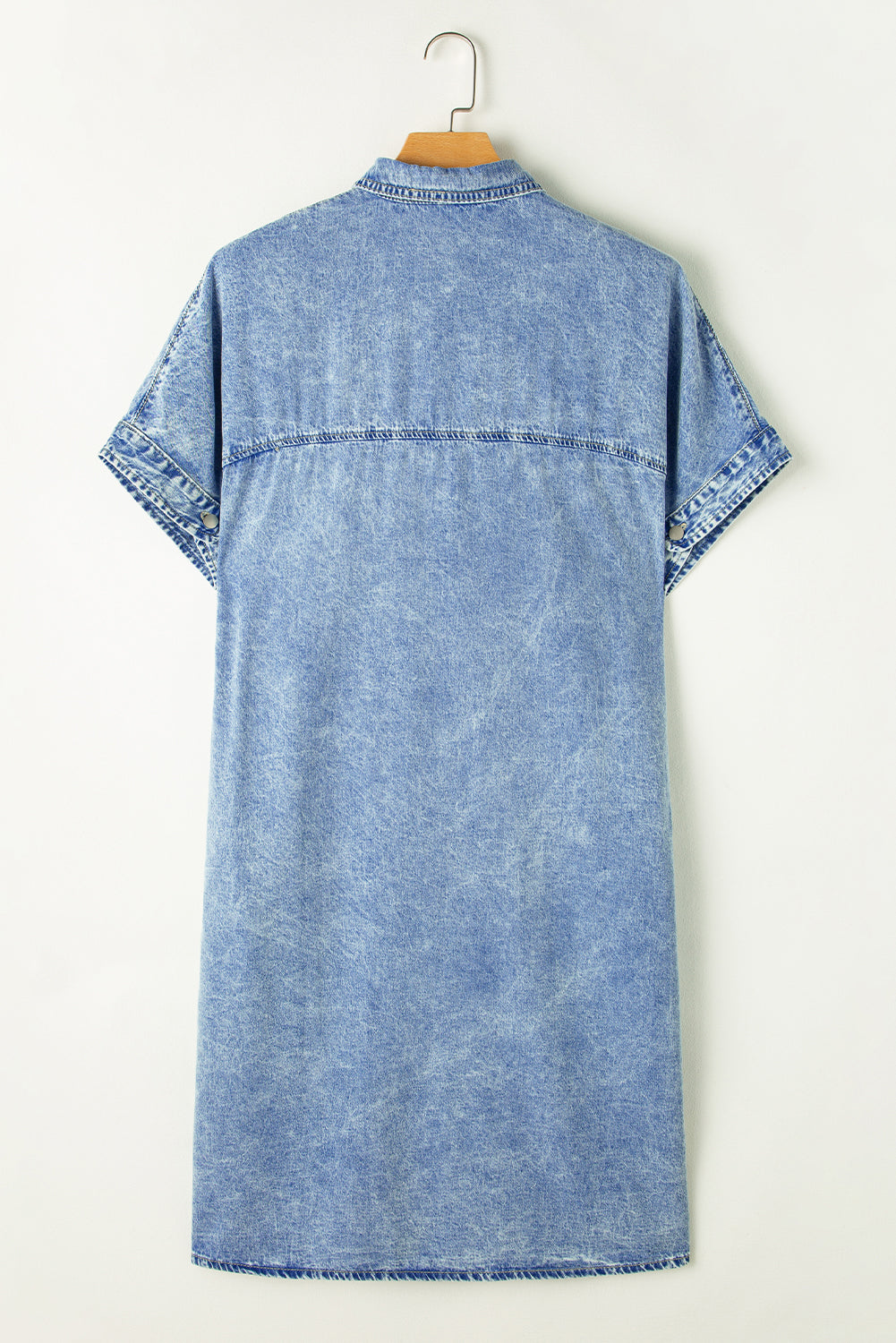 Light Blue Vintage Wash Loose Denim Shirt DressMaterial:100%Cotton



		The midi denim dress exudes a timeless and retro charm, perfect for those who appreciate a classic and effortless style.
	
	
		Made fro