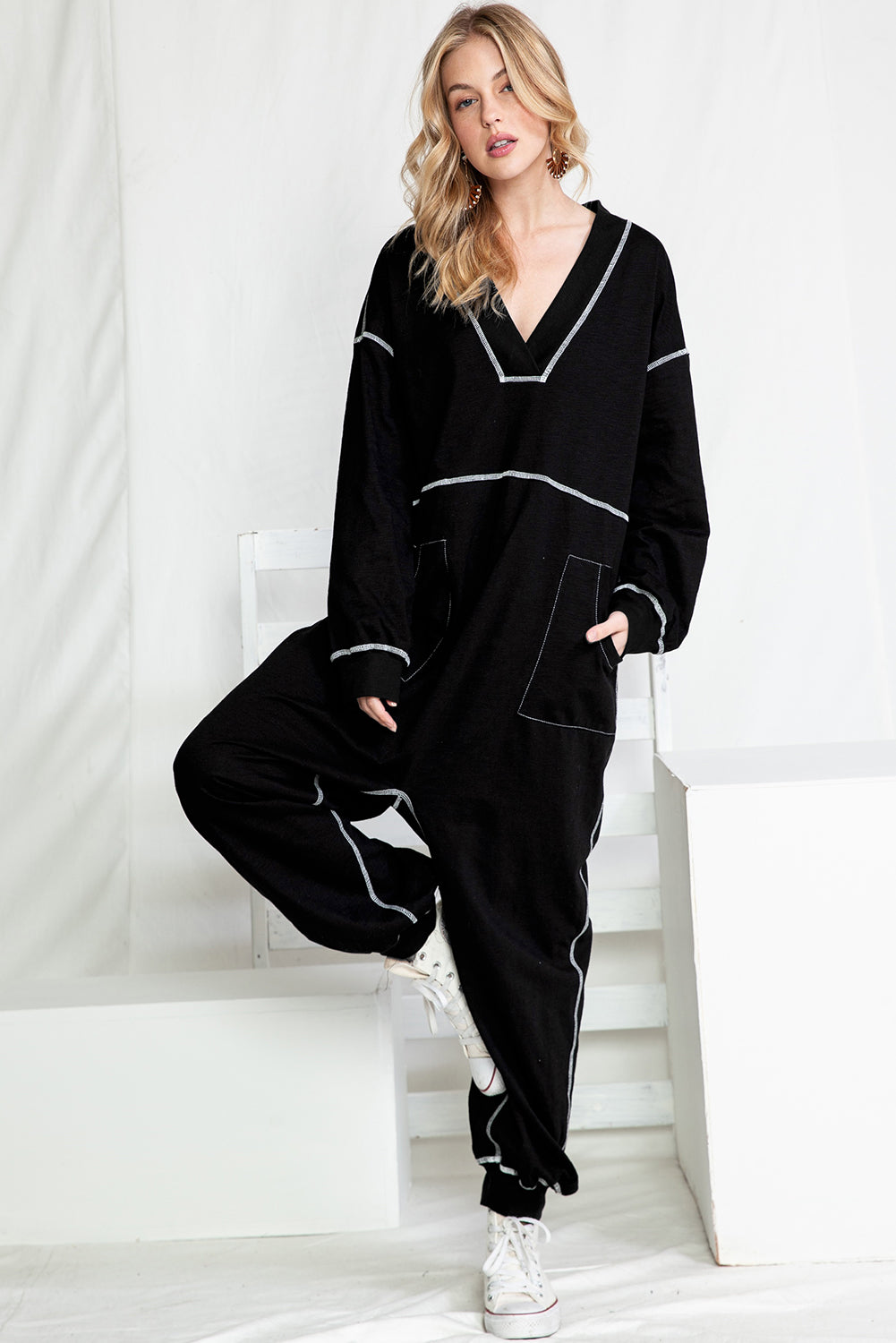 Black Exposed Seam Oversized Drop Waist JumpsuitMaterial:62.7%Polyester+37.3%Cotton



		The jumpsuit is a fashionable and versatile one-piece outfit that combines comfort and style.
	
	
		This jumpsuit featu