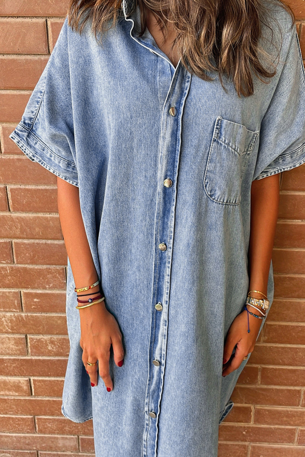 Light Blue Vintage Wash Loose Denim Shirt DressMaterial:100%Cotton



		The midi denim dress exudes a timeless and retro charm, perfect for those who appreciate a classic and effortless style.
	
	
		Made fro