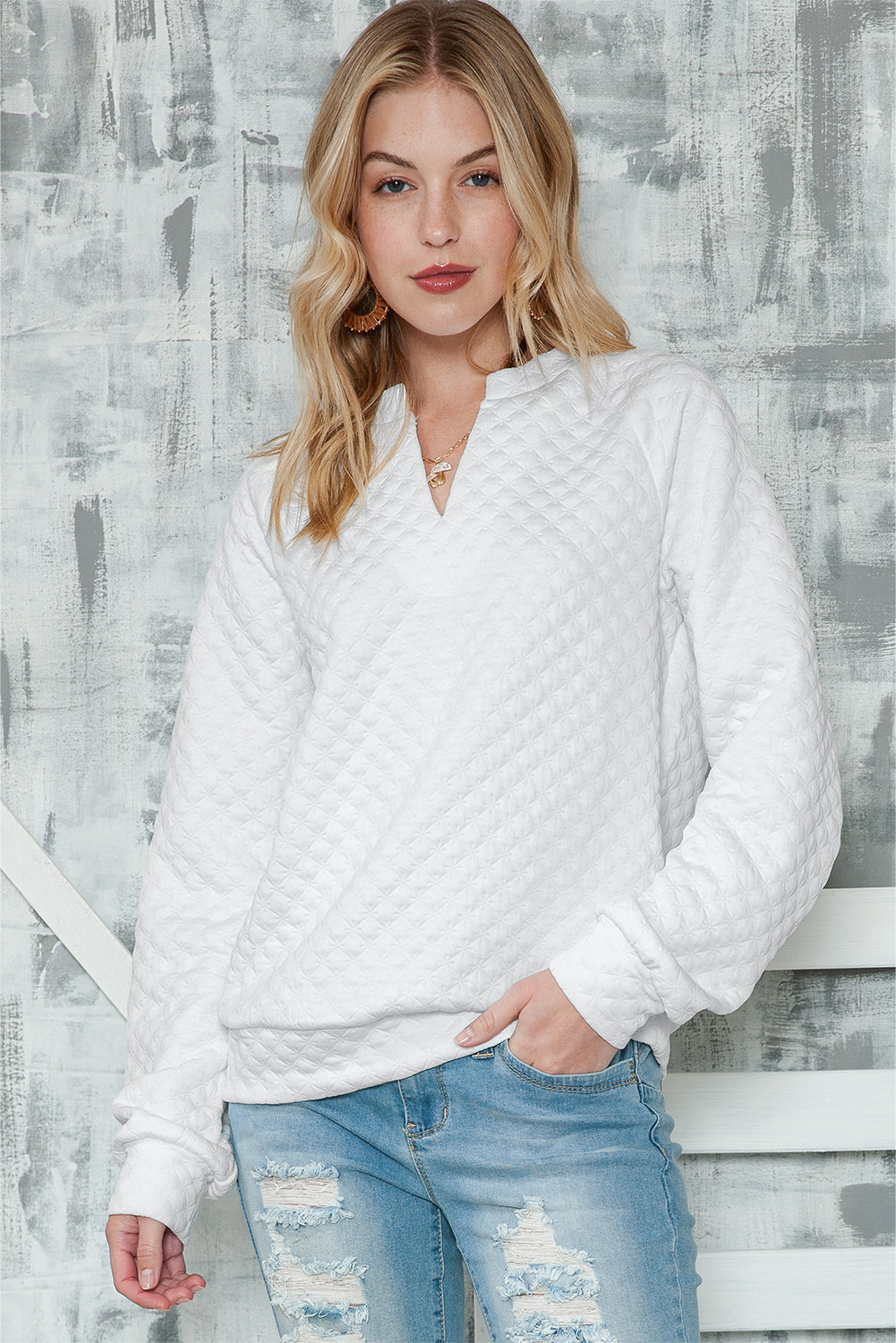 Black Quilted V-Neck Solid Color Long Sleeve TopMaterial:95%POLYESTER+5%ELASTANE



		The top is a classic and versatile piece that offers both comfort and style with its quilted texture and simple design.
	
	